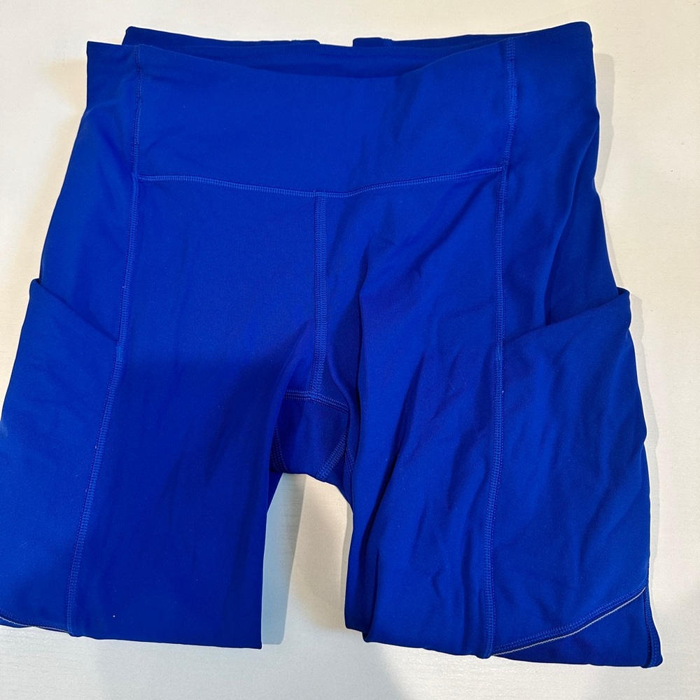 Lululemon Women's Blue Athletic Crop - with pockets Leggings - Size 4